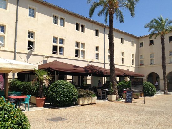 restaurant au Louis IX à Aigues Mortes, un établissement culinaire renommé