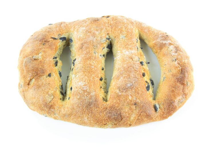 Fougasse aux grattons traditionnelle, spécialité de pain garnie de morceaux de porc