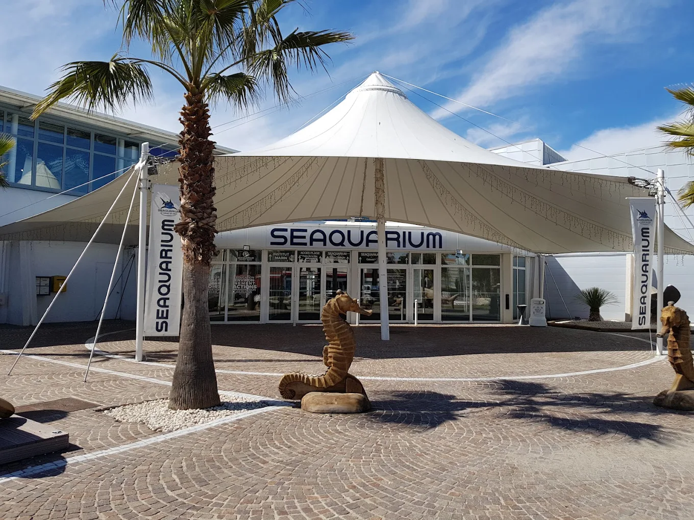 Vue panoramique du Seaquarium Le Grau du Roi, parc marin célèbre